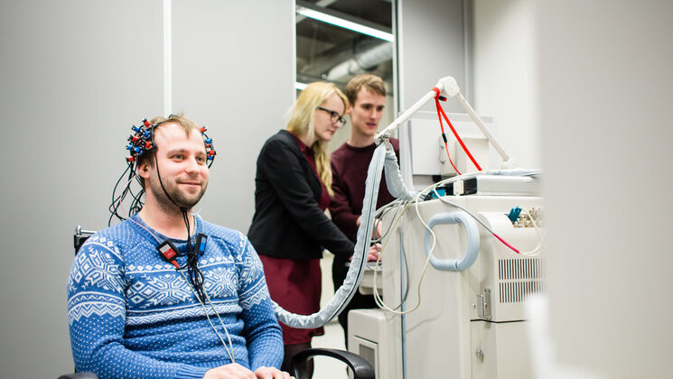 mees laboris, pea küljes elektroodid