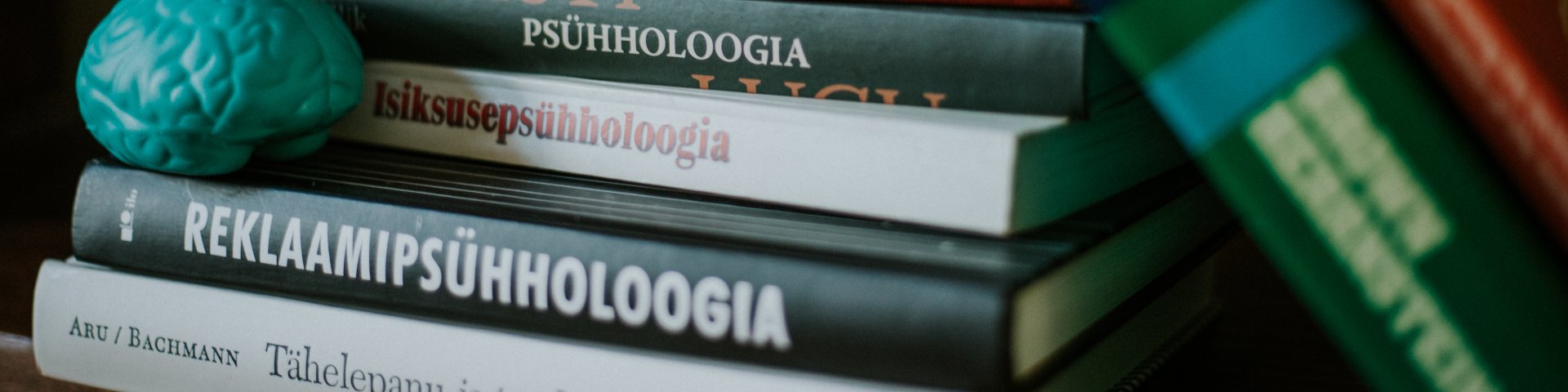 psühholoogia teemalised raamatud riiulis
