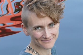 Fotol dr Ruth RebeccaTietjen, heleda poisipeaga naine 